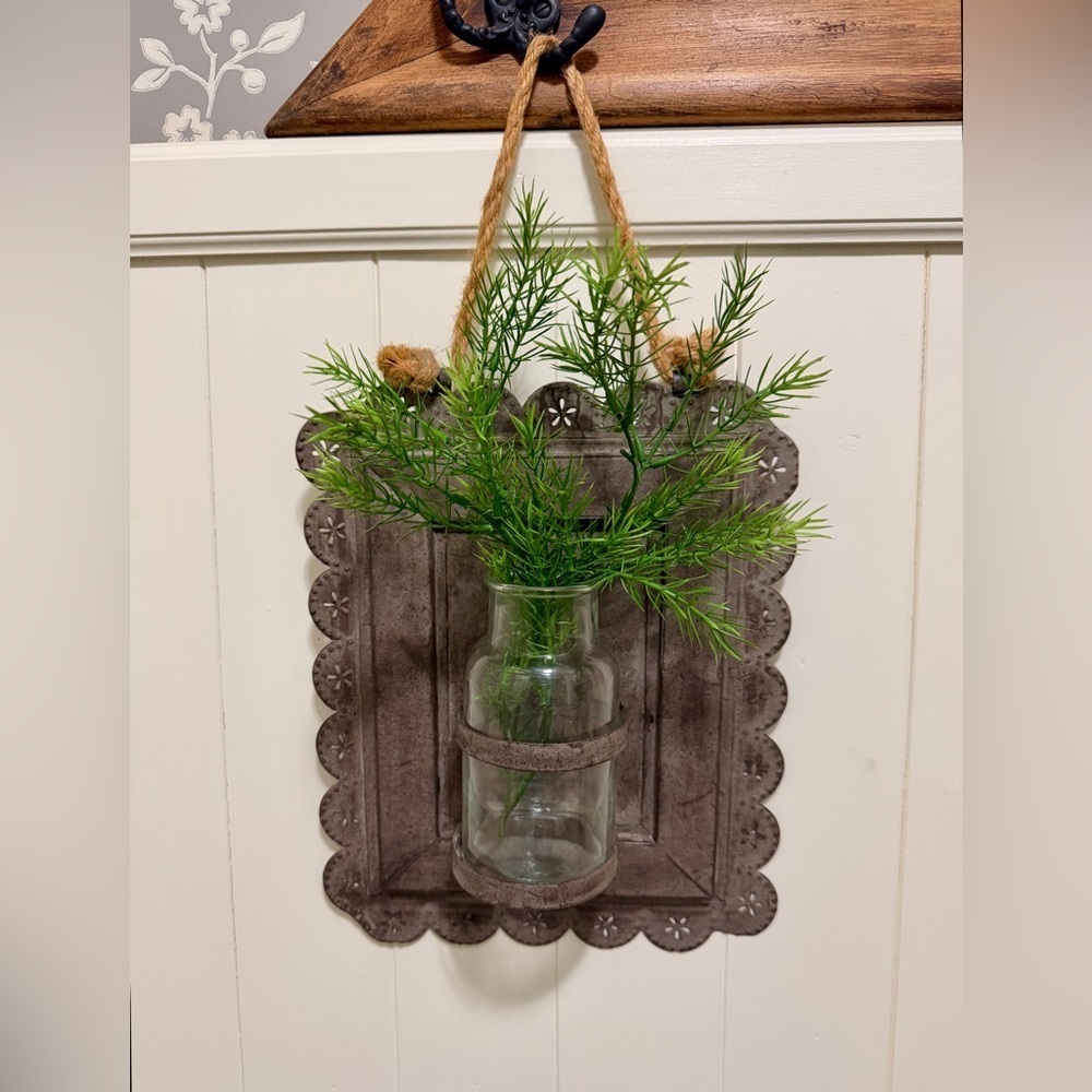 RUSTIC, HANGING METAL TIN WITH GLASS BUD VASE. SCALLOPED EDGE